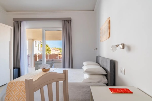 1 habitación, caja de seguridad en la habitación y cuna de viaje