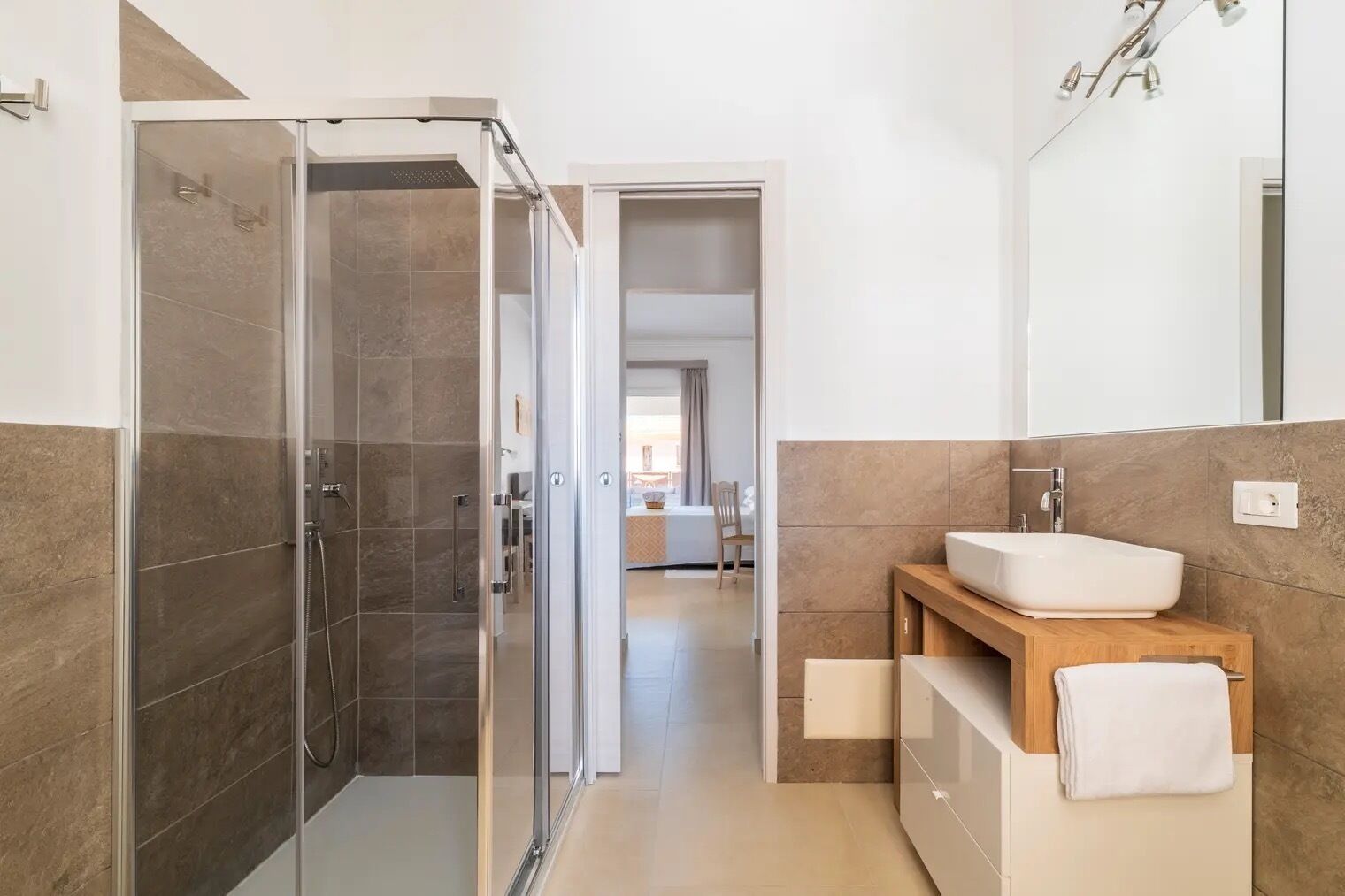 Haartrockner, Bidet, Handtücher, Seife