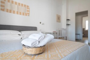 1 bedroom, in-room safe, travel cot, free WiFi - Longevity Room (I Centenari Longevity Rooms) - Accommodation 1 km from the beach (Lotzorai)