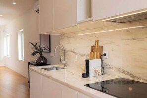 Private kitchen - Taipas Townhouse 1865 - Deluxe Riverside Apartment in the Heart of Porto (Porto)