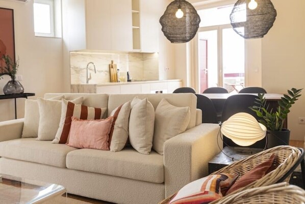 Living area - Taipas Townhouse 1865 - Deluxe Riverside Apartment in the Heart of Porto (Porto)