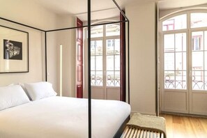 3 bedrooms, iron/ironing board, WiFi, bed sheets - Taipas Townhouse 1865 - Deluxe Riverside Apartment in the Heart of Porto (Porto)