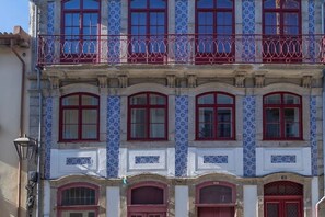 Exterior detail - Taipas Townhouse 1865 - Deluxe Riverside Apartment in the Heart of Porto (Porto)