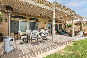 Outdoor dining - Indio Retreat Near Festivals & Tennis Tournament (Indio)