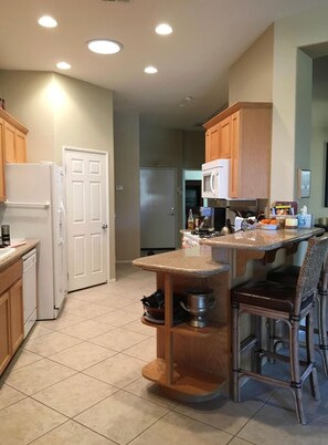Fridge, microwave, oven, stovetop - Indio Retreat Near Festivals & Tennis Tournament (Indio)
