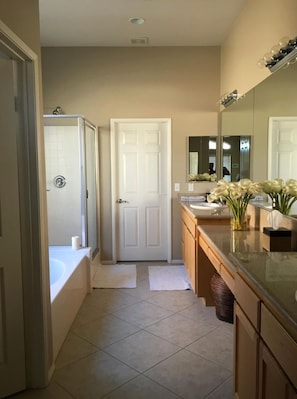Hair dryer, towels, soap, shampoo - Indio Retreat Near Festivals & Tennis Tournament (Indio)