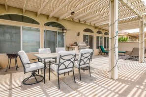 Outdoor dining - Indio Retreat Near Festivals & Tennis Tournament (Indio)