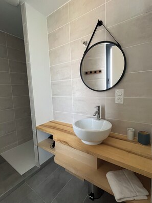 Shower, hair dryer, towels, toilet paper - Charming family home in the heart of Périgord Noir, between Lascaux and Sarlat. (La Chapelle-Aubareil)