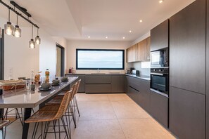 Refrigerador, microondas, horno y lavavajillas 