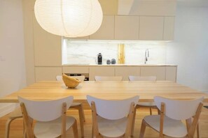 Dining - Taipas Townhouse - Elegant Boutique Apartment with Sunset Terrace (Porto)