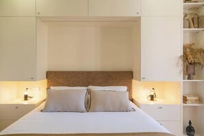 Iron/ironing board, WiFi, bed sheets - Taipas Townhouse - Elegant Boutique Apartment with Sunset Terrace (Porto)