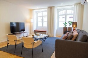 Living area - Taipas Townhouse - Elegant Boutique Apartment with Sunset Terrace (Porto)