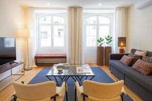 Living area - Taipas Townhouse - Elegant Boutique Apartment with Sunset Terrace (Porto)