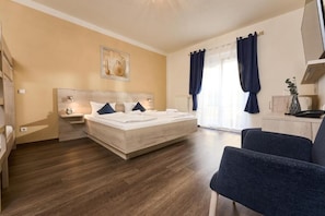 In-room safe, desk, soundproofing, free WiFi - Hotel Apollon (Rust)