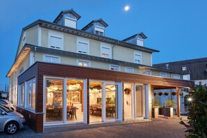 المنشأة من الخارج