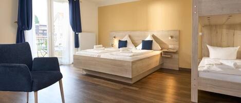 Cofres nos quartos, escrivaninha, quartos à prova de som