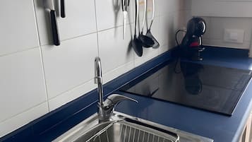 Køleskab, mikrobølgeovn, ovn, kogeplade