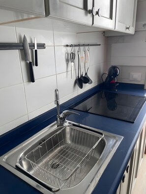 Køleskab, mikrobølgeovn, ovn, kogeplade