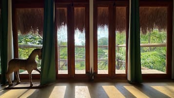 Cabaña Deluxe, vistas al valle | Zona de estar | Una estación de conexión para MP3