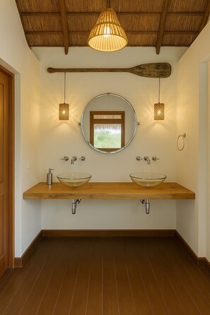 Shower, rainfall showerhead, free toiletries, towels - Hacienda San Benito (Cartagena)