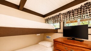 A bunk bed room with a television on a wooden dresser. - Bartlett Cabin 4 Min to Storyland / Fire Pit/ Dog friendly / Near Attitash (Bartlett)
