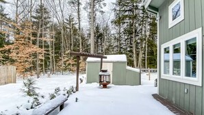 A snow-covered outdoor area with a wooden bench, a small shed, and a pergola structure. - Bartlett Cabin 4 Min to Storyland / Fire Pit/ Dog friendly / Near Attitash (Bartlett)