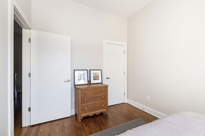 2 bedrooms, iron/ironing board, Internet, bed sheets - Spacious 12South Townhome Near Shopping, Restaurants, & Across from Sevier Park (Nashville)