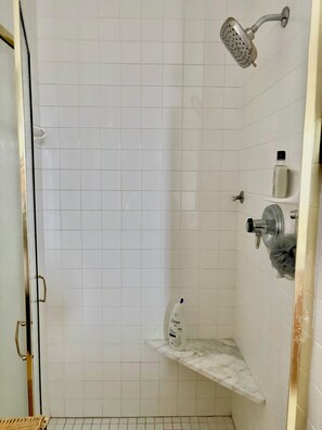 Shower, hair dryer, towels, soap - Modern 2-Bed Apartment with Kitchen & Living Room (Cincinnati)