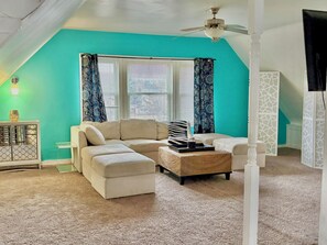 Living area - Modern 2-Bed Apartment with Kitchen & Living Room (Cincinnati)