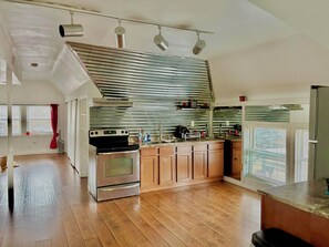 Private kitchen - Modern 2-Bed Apartment with Kitchen & Living Room (Cincinnati)