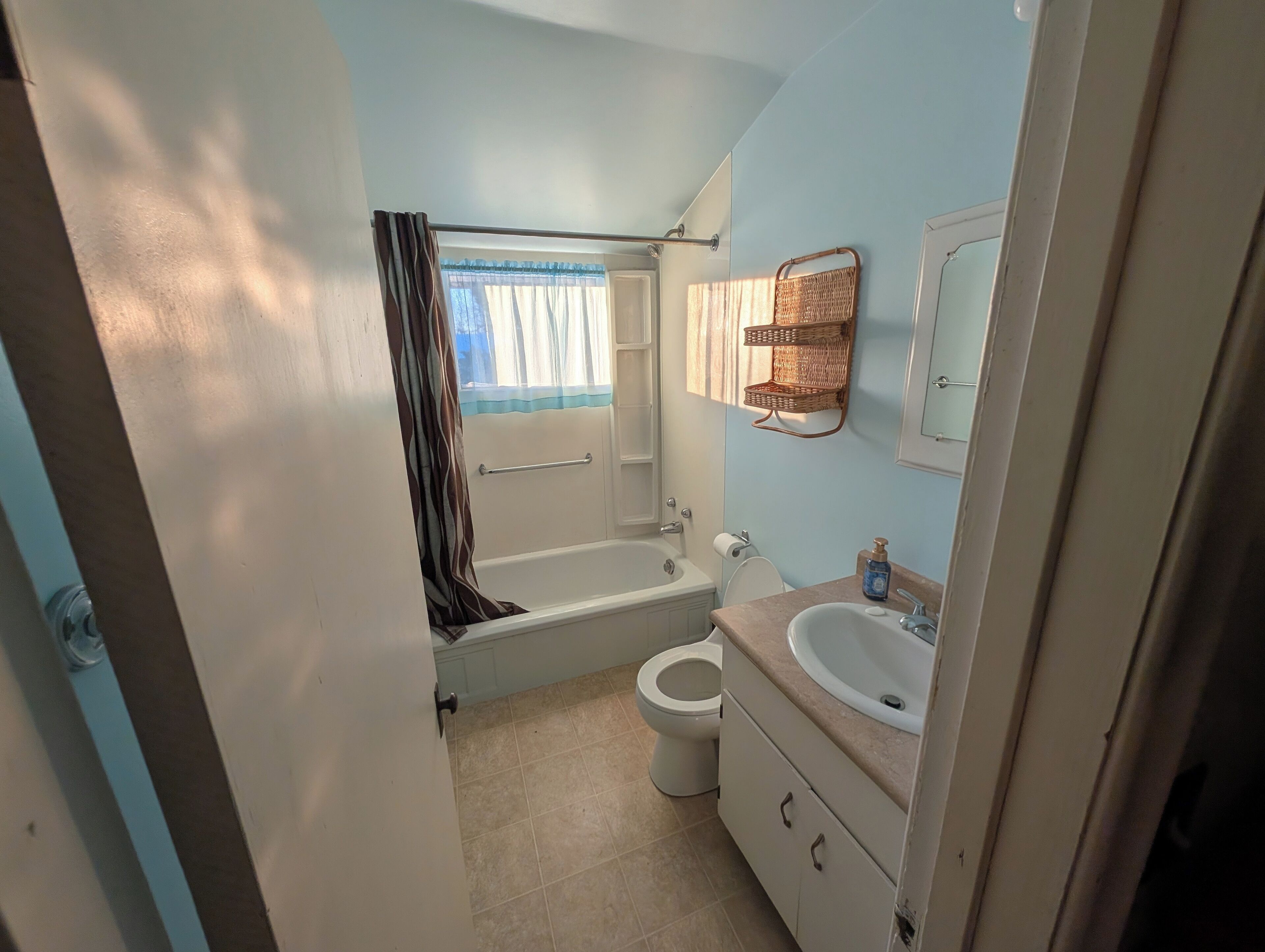 Serviettes fournies, savon, papier toilette