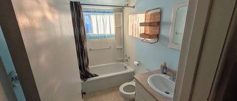 Serviettes fournies, savon, papier toilette