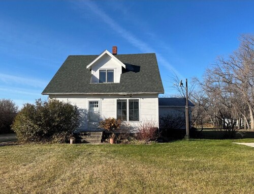 Quaint 1930's Farmhouse in the heart of Saskatchewan and the Central Flyway