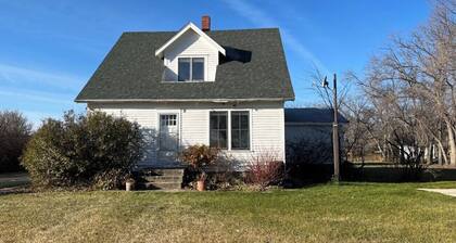 Quaint 1930's Farmhouse in the heart of Saskatchewan and the Central Flyway