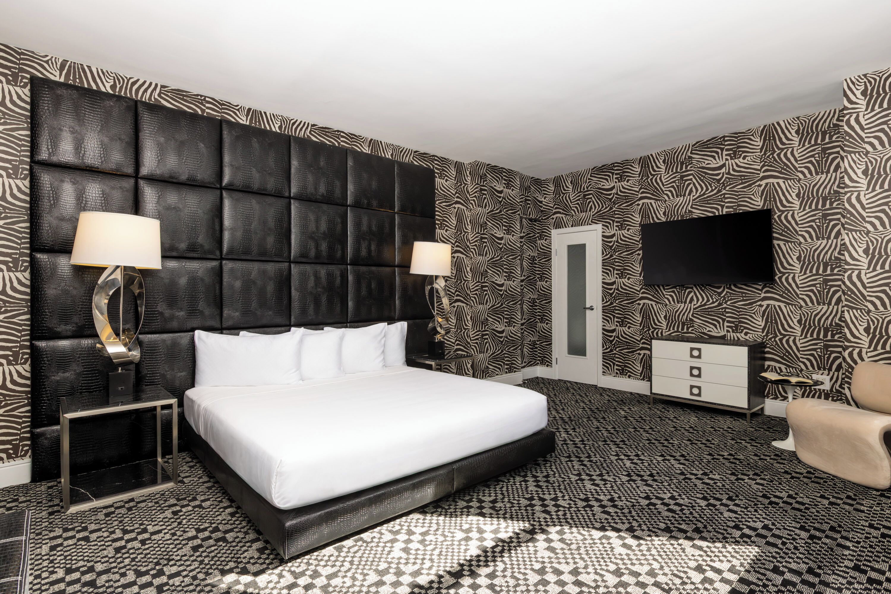 Luxury Suite, 1 King Bed, Non Smoking, City View | Premium bedding, in-room safe, desk, laptop workspace