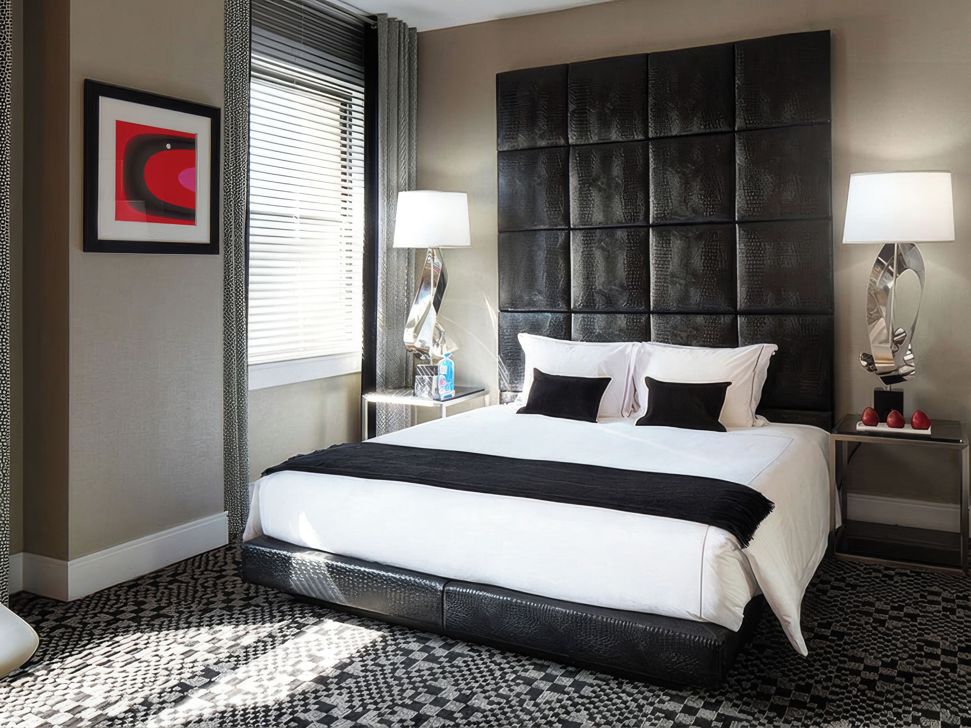 Deluxe Single Room, 1 King Bed, Non Smoking | In-room safe, desk, laptop workspace, blackout drapes