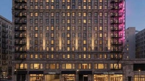 Ein mehrstöckiges Hotel im klassischen Stil, mit zahlreichen Fenstern und einem Eingangsbereich im Erdgeschoss.