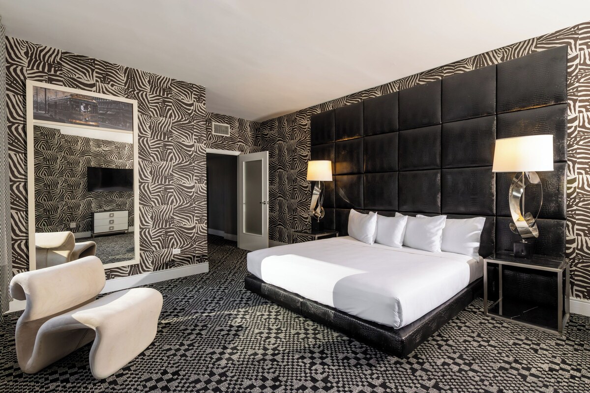 Luxury Suite, 1 King Bed, Non Smoking, City View | Premium bedding, in-room safe, desk, laptop workspace