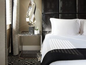 In-room safe, desk, laptop workspace, blackout drapes - Hotel Clark (Los Angeles)