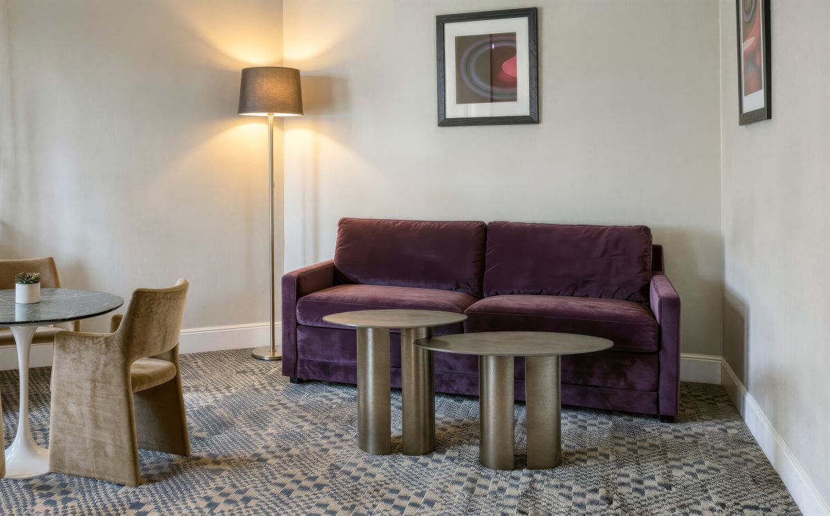 Ropa de cama de alta calidad y caja de seguridad en la habitación 