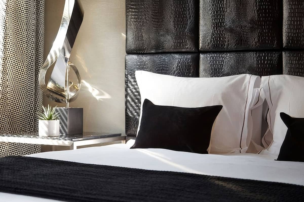 Superior Room, 1 King Bed | Premium bedding, in-room safe, desk, laptop workspace