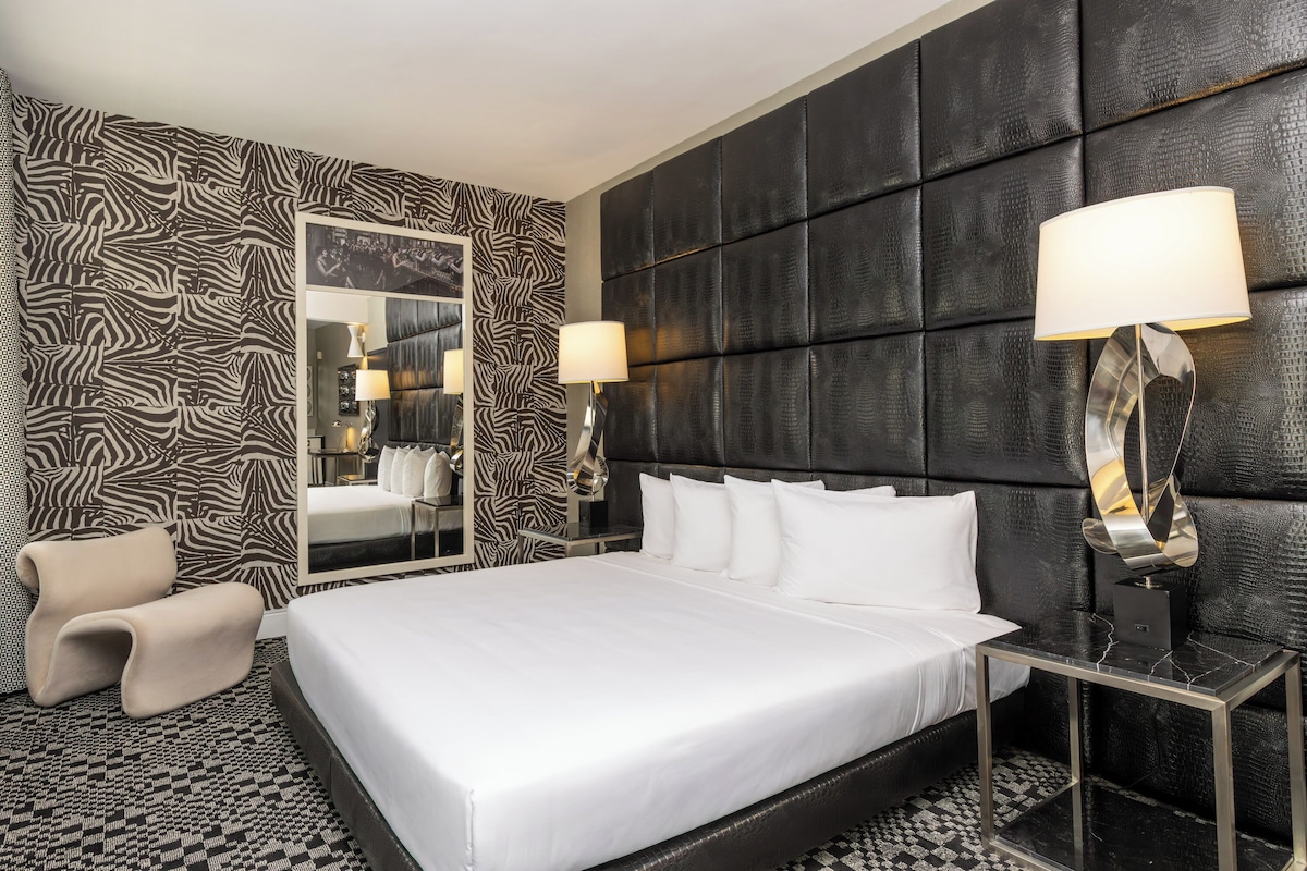 Junior Suite, Non Smoking, City View | Peralatan tempat tidur premium, peti besi dalam bilik, meja 
