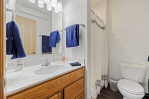 Toallas, jabón, papel de baño 