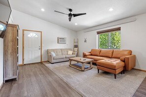 Living area - Skyline Oasis - Serene 2-bedroom condo centrally located in Rapid City (Rapid City)