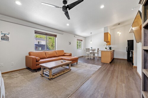 Skyline Oasis - Serene 2-bedroom condo centrally located in Rapid City