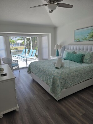 3 bedrooms, iron/ironing board, travel cot, free WiFi - Dazzling Waterfront Home with Hot Tub and Pool! (Cape Coral)
