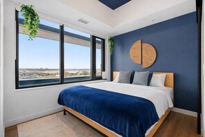 Tabla de planchar con plancha, wifi y ropa de cama