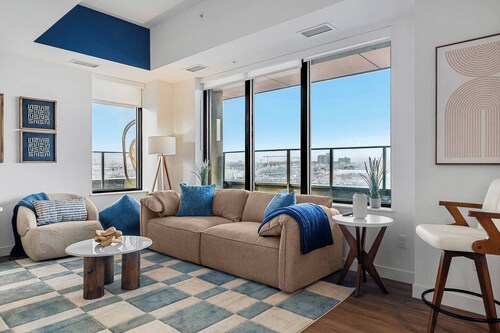 Dt Spacious and Vibrant | King Bed| Outdoor Patio