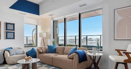 Dt Spacious and Vibrant | King Bed| Outdoor Patio