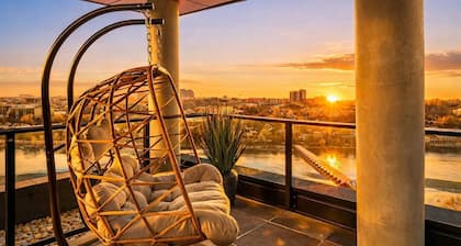 Dt Spacious and Vibrant | King Bed| Outdoor Patio